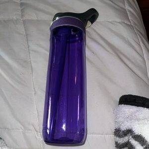 Purple 24 oz contigo water bottle.